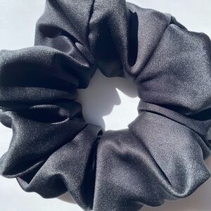 XXL scrunchie Black silk chouchou noir en satin surdimensionner